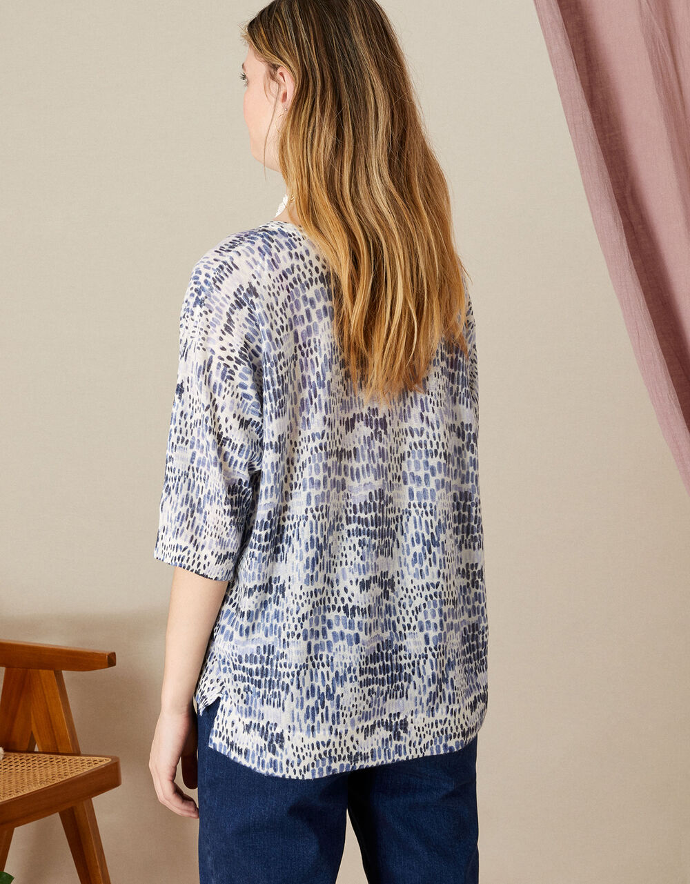 Abstract animal print linen v-neck jumper blue3